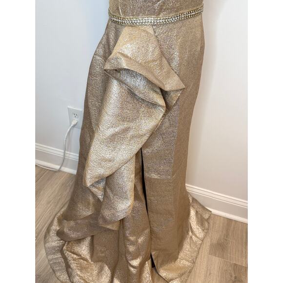 Mac Duggal One Shoulder Metallic Ruffled Evening Gown In Oyster 66975 Size 8 New - Picture 6 of 16